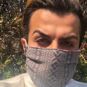 Gray face mask reversible to pink